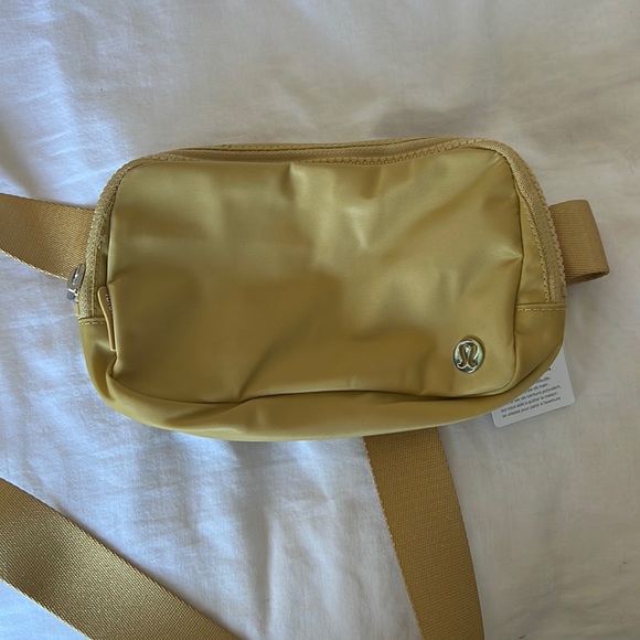 lululemon athletica Handbags - Lululemon everywhere belt bag